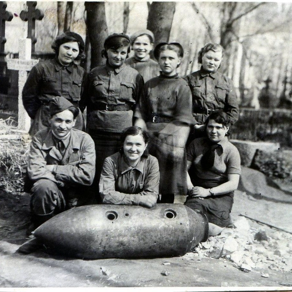 На Смоленском кладбище | Источник: Из архива Татьяны Леоновой / Питер.Взгляд назад / vk.com