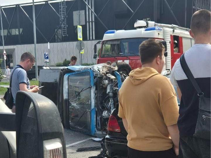 В Тюмени подростки на самодельном кабриолете на скорости влетели в Lexus — видео