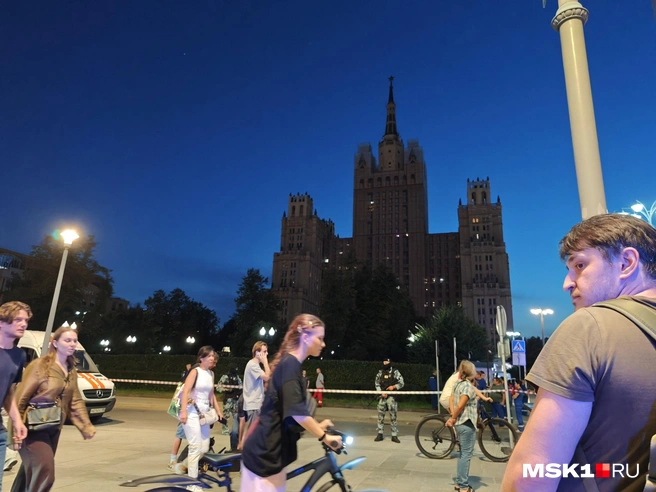 Велосипедисты пытаются в хаосе продолжить маршрут | Источник: Анастасия Харитонова / MSK1.RU