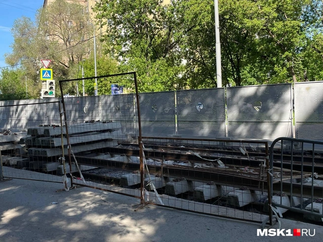 Рабочие укладывают пути по Трифоновской улице | Источник: Екатерина Фадеева / MSK1.RU