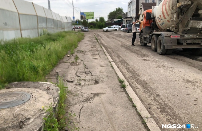 Видимо этим тротуаром давно не пользуются, но зачем тогда шумозащитный экран, не лучше ли деревья? | Источник: Дмитрий Мамаев / NGS24.RU