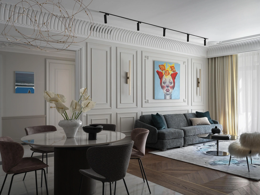 Диван, Milano Bedding Vivien. Бра, Contradi FLY. Ковер, Dovlet House. Молдинги, Дикарт. Обеденный раскладной стол, Santiago, BoConcept. Стулья, Hamilton, BoConcept. Керамика на столе, Елена Матвеева, Izzi decor. | Источник: Сергей Красюк. Стиль: Юлия Карпухина