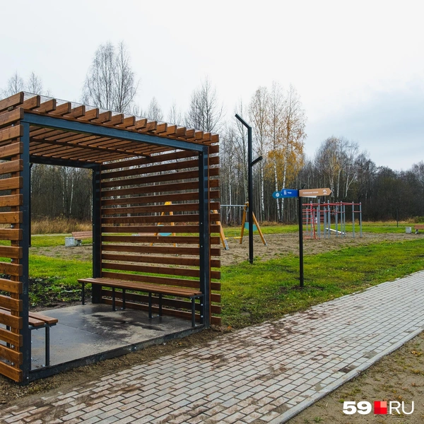 Обустроили около пруда и детскую зону с лавочками поднавесом | Источник: Тимофей Калмаков / 59.RU
