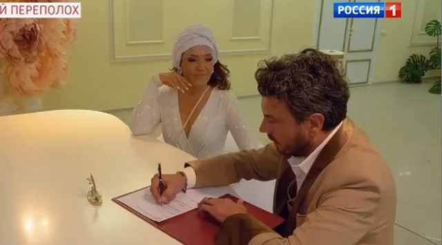 Восточные мотивы, 30 гостей и платье с разрезом: первые кадры со свадьбы певицы Азизы