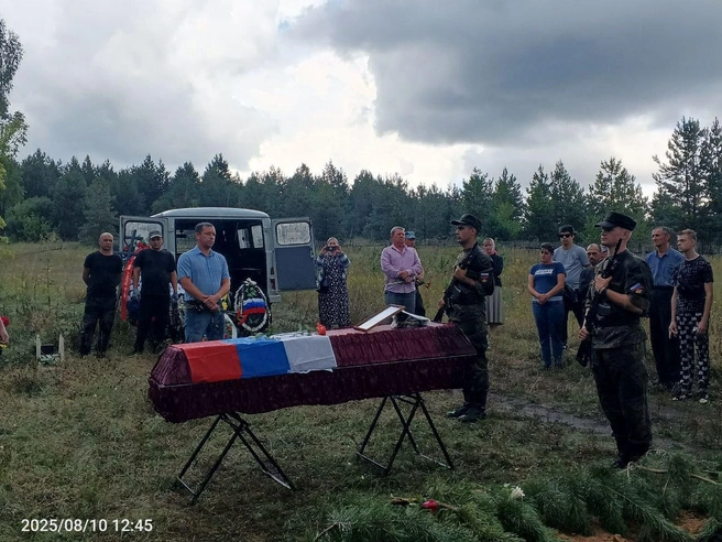 Похороны погибшего в СВО местного жителя, ефрейтора Андрея Филиппова | Источник: администрация Балтайского района
