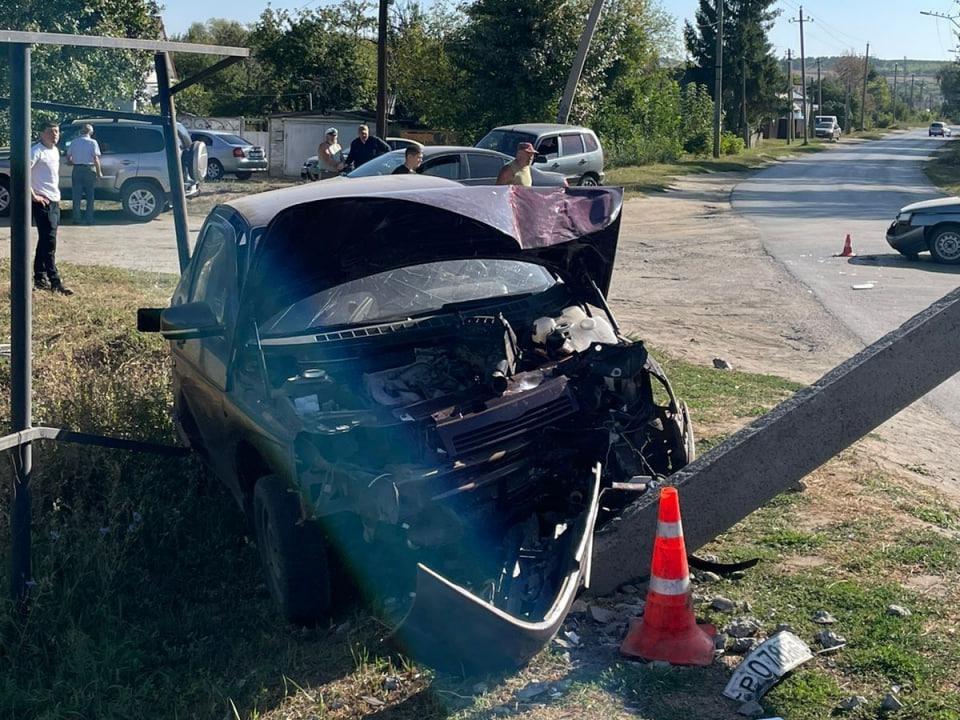 Под Волгоградом жесткая авария с двумя «Ладами» оставила без света часть города — видео