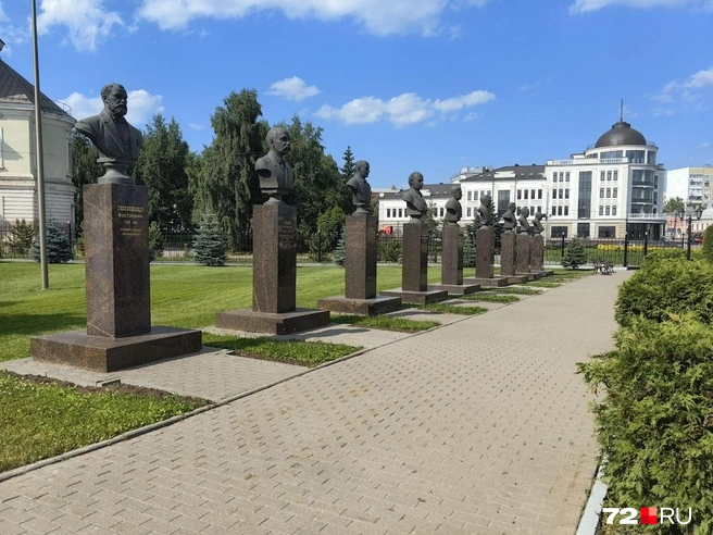 Аллея с бюстами знаменитых людей. Смотрится очень гармонично  | Источник: Павел Красоткин / 72.RU 