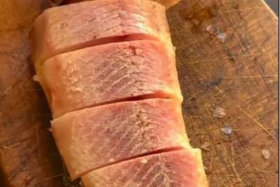 Blogger Panda Sakha Demonstrates Proper Way to Eat River Fish