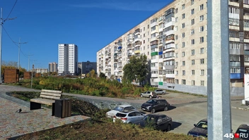 Пока здесь нет перил, спуск в холодное время станет горкой | Источник: Александр Лисихин / 45.RU