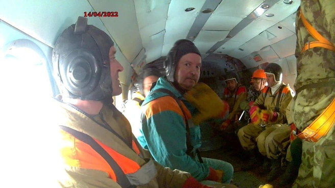 —&nbsp;Вертолет прилетел. В первую очередь проводится разведка. Потом определяется безопасное место, где устанавливается табор. Ну, скажем, наша база. Где ставятся палатки, где люди отдыхают. И потом уже люди выходят на кромку, работают по пожару,&nbsp;— рассказывает о работе Алесей | Источник: Ирина Шарова / 72.RU 