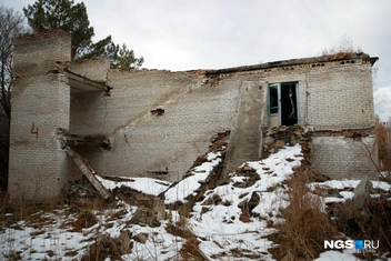Подняться на второй этаж жилых корпусов сейчас можно по рухнувшим перекрытиям | Источник: Андрей Бортко / NGS.RU