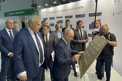 Путин открыл СКИФ и оставил автограф