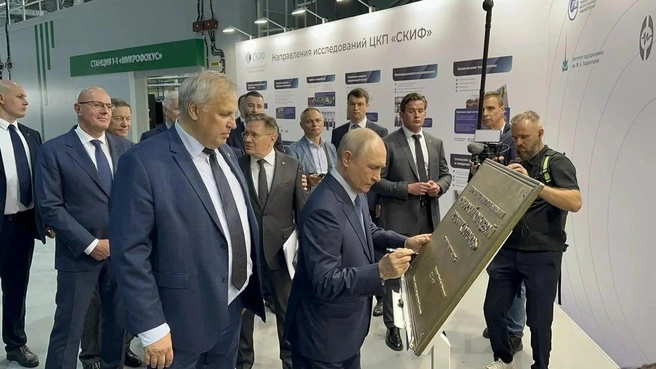 Президент оставил свой автограф | Источник: Иван Двойничников / Новосибирские новости