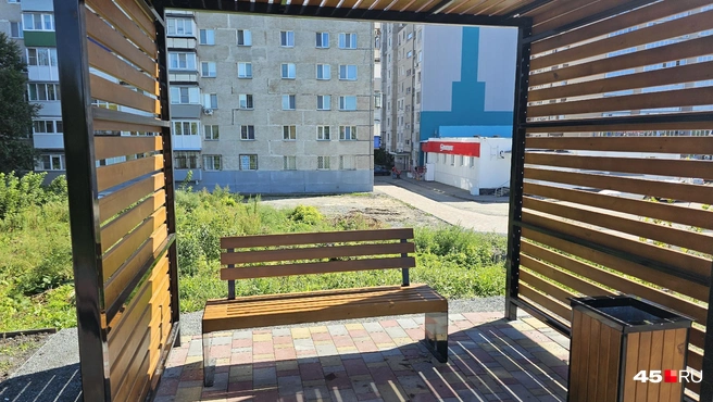 Скамейка под теневым навесом | Источник: Дарья Никитченко / 45.RU