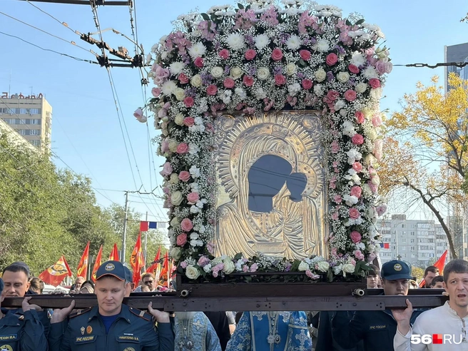 В Оренбурге прошел Крестный ход с Табынской иконой Божией матери | Источник: Николай Сальников / 56.RU