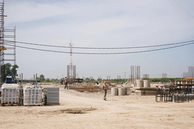 На стройке аэропорта Краснодара рабочий пострадал от ковша экскаватора