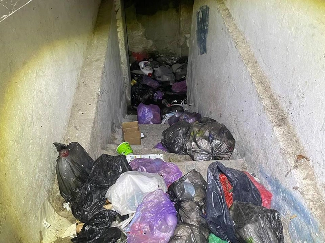 В одном из подъездов, по словам жильцов, вода затопила гору мусора | Источник: читатели V1.RU