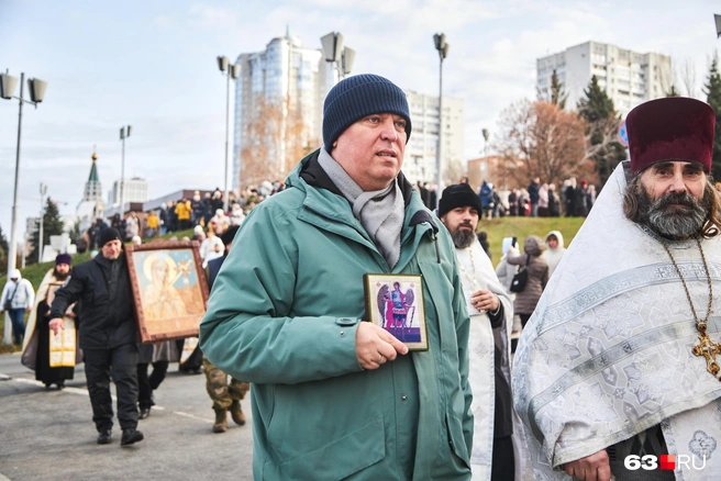 Михаил Матвеев нес икону Архистратига Михаила | Источник: Роман Данилкин / 63.RU