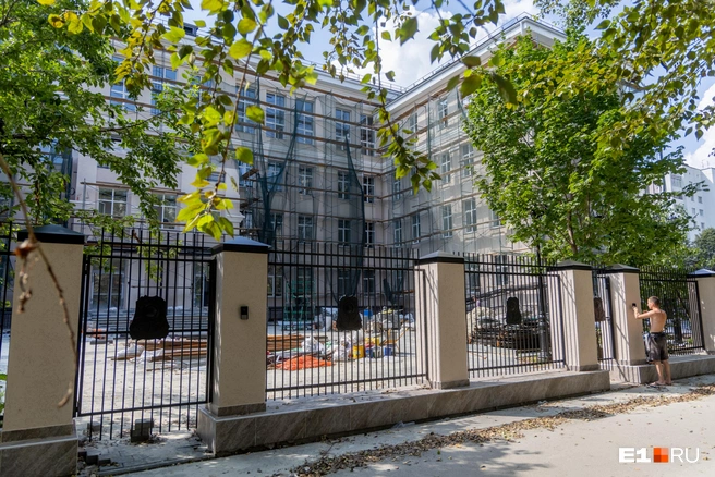 У строителей была сложная задача — здесь поменяли буквально все, даже кровлю | Источник: Владислав Лоншаков / E1.RU