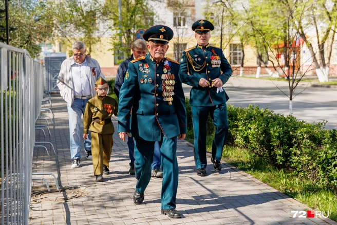 В городе можно было встретить немало мужчин, форма которых была усыпана медалями  | Источник: Ирина Шарова / 72.RU