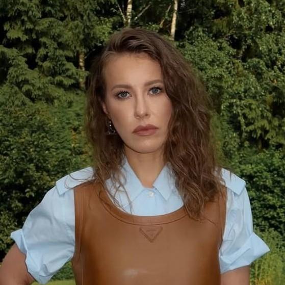Платье за полмиллиона, леопардовые туфли и барочные украшения: Собчак выгуляла роскошный образ на показе высокой моды