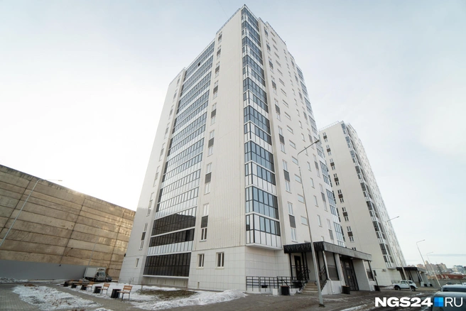 Дома буквально отгорожены от города стеной | Источник: Никита Шайхутдинов / NGS24.RU