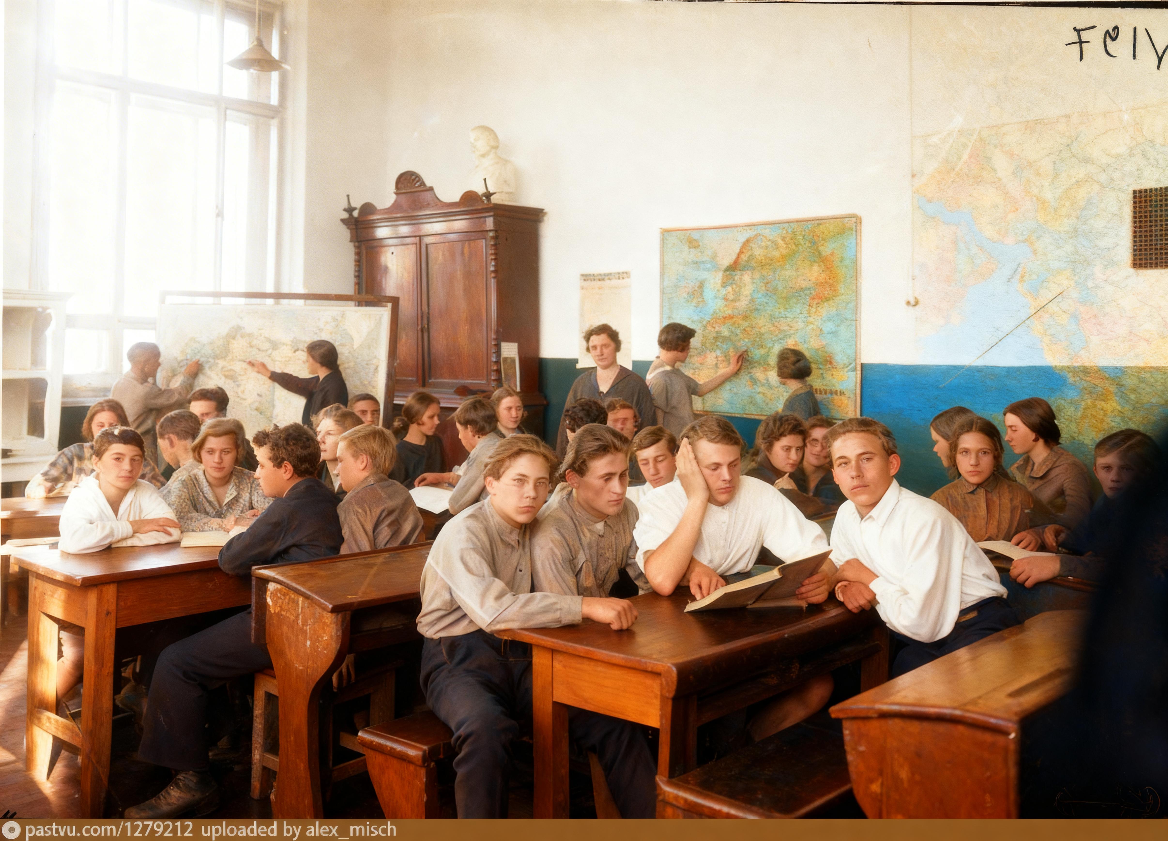 В классе училось много детей | Источник: pastvu.com / kapwing.com