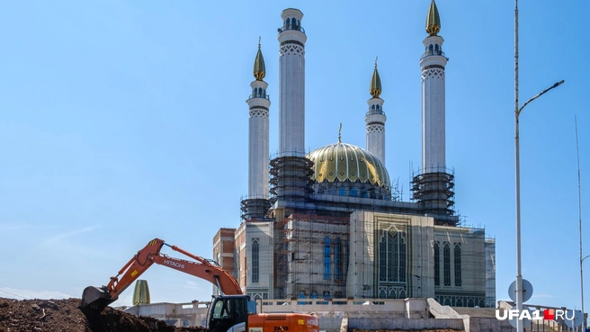 В 2023 году с одного из минаретов всё еще не достроенной мечети упал купол | Источник: Булат Салихов / UFA1.RU