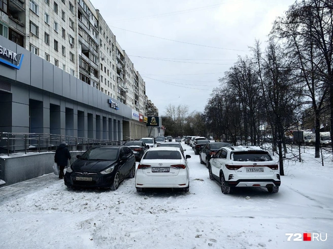 С парковками в центре действительно туго. Здесь машины оставляют в два ряда  | Источник: Павел Красоткин / 72.RU 