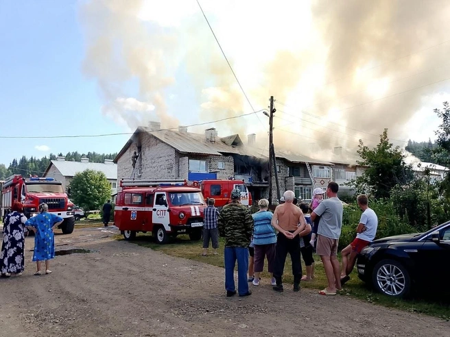 Огонь уничтожил и крышу, и проводку в доме | Источник: ТСЖ «Шадейское — 1» / vk.com