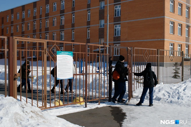 Как минимум в одном классе педагоги проинструктировали детей не откровенничать на тему ЧП. Но ситуация изначально напугала не школьников, а их родителей — именно они активно рассказывали то немногое, что знали | Источник: Андрей Бортко / NGS.RU