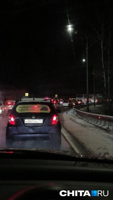 Машины стоят на повороте | Источник: очевидец