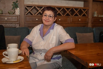 Елена Лебедева работает в кафе с 2000 года | Источник: Василина Любимова / 59.RU