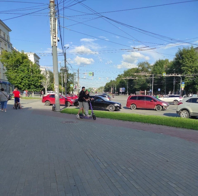 Такое фото подростков, вдвоем гоняющих на самокате, выслали в чат-бот. Но сервис не сработал | Источник: Соблюдаем ПДД с Юрент / t.me