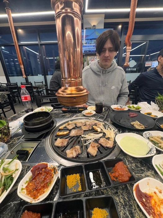 Мясо, которое жарят в кафе, — деликатес Южной Кореи | Источник: Дмитрий Глазков