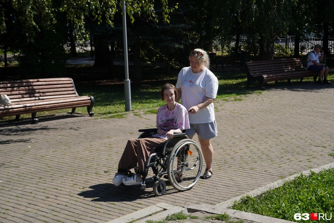 Екатерина почти всегда сопровождает дочь на прогулках | Источник: Алексей Ногинский / 63.RU