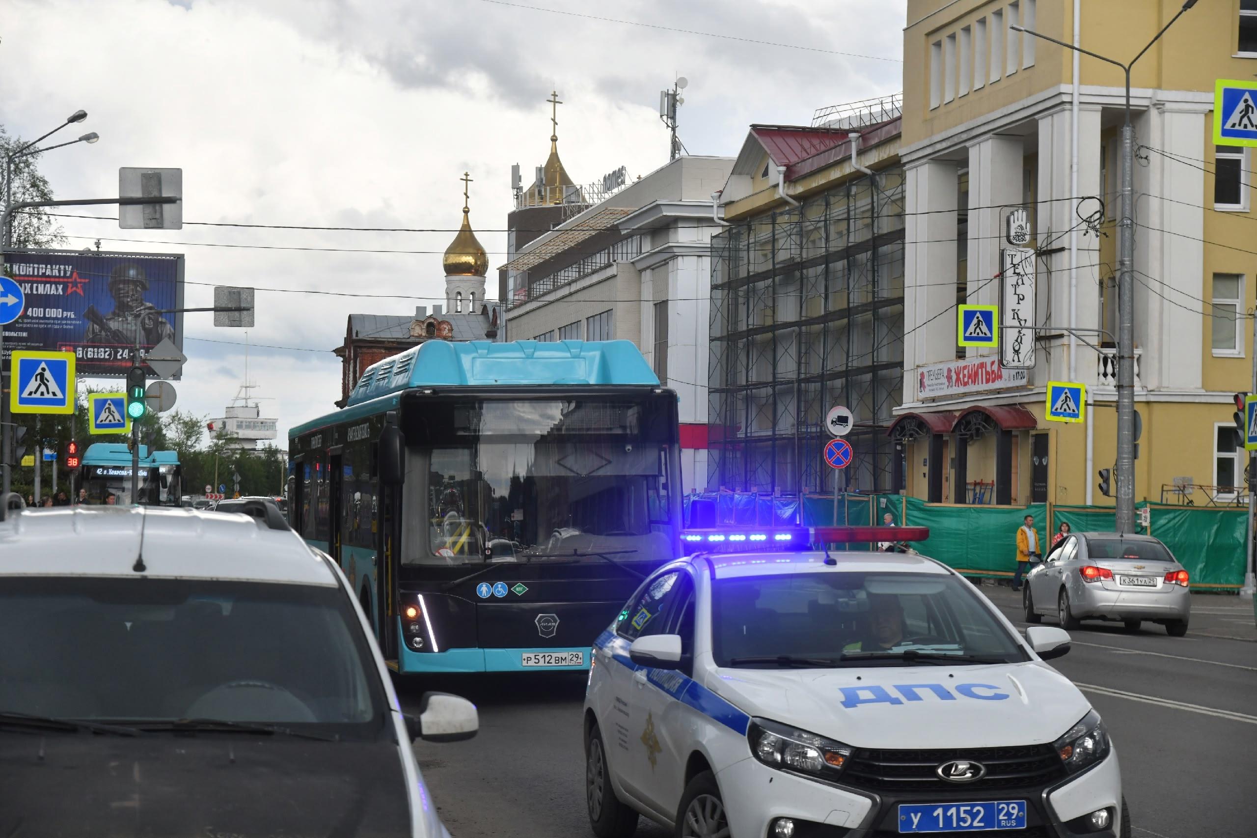 Стоит автобус, рядом скорая и ДПС: что случилось в центре Архангельска