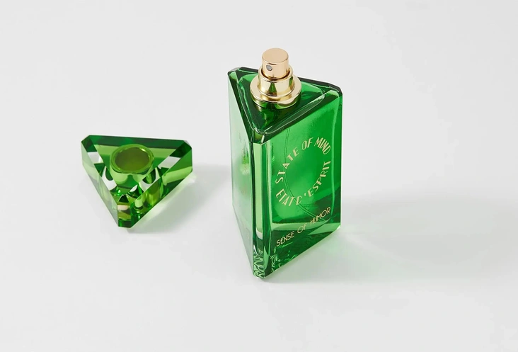 Парфюмерная вода State Of Mind Sense of HumorSense of Humor — зеленый цитрусово-чайный унисекс-аромат для тех, кто любит живое, бодрящее звучание без излишней сладости. Он открывается свежестью мате и чая дарджилинг с нотами листьев черной смородины и кориандра, а затем раскрывается мягкой фруктовостью персика и мандарина на теплой базе кедра и мускуса, создавая легкий, но характерный шлейф.