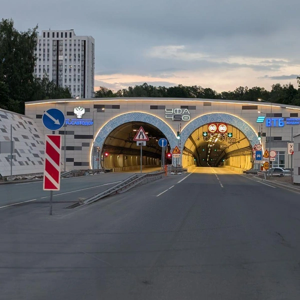 В каждом городе велопутешественник делал памятные фото | Источник: Клод Бруир