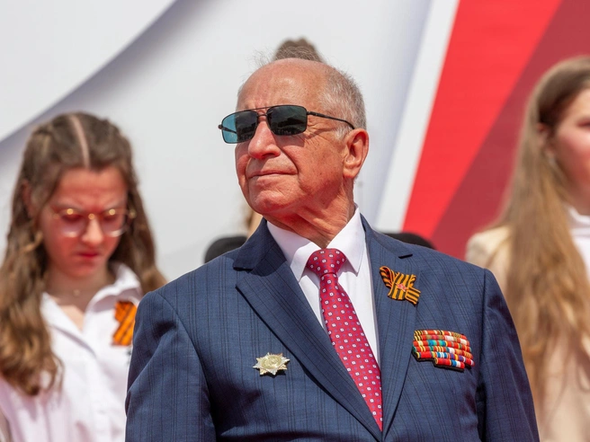 Председатель Совета ветеранов Александр Струков лично выехал на место происшествия. | Источник: Константин Завриков / V1.RU