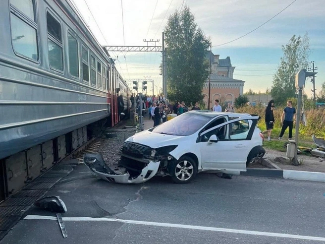 «Не проехать». В Петербурге автомобиль оказался на путях перед электричкой | Источник: Солнечный город. Новости / Телеграм
