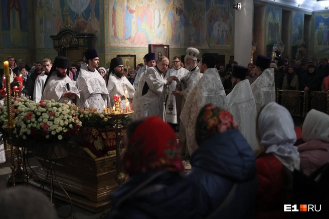 В Свято-Троицком кафедральном соборе идет служба | Источник: Соня Радостина / E1.RU