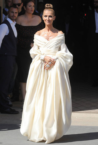 Королева эпатажа: лучшие образы Селин Дион на модной неделе в Париже