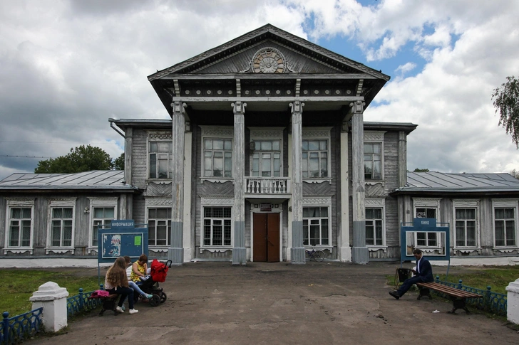 Палехский дом культуры находится в старинном деревянном здании. | Источник: Lyudmila Sh/Shutterstock/Fotodom.ru