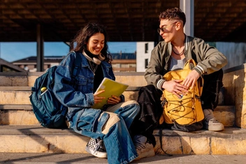 «Ждал инициативы от одногруппницы и ревновал к другим парням, но теперь она меня презирает. Забыть или наконец признаться в чувствах?»