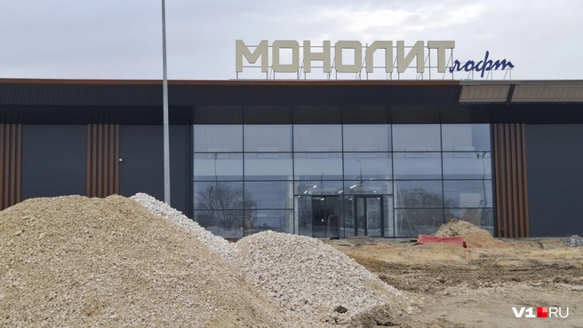 Одна часть названия выполнена строгим и массивным шрифтом, а другая — свободным и мелким | Источник: Тимофей Крылов / V1.RU