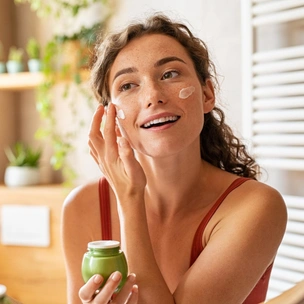 От самостоятельной стрижки до снятия шеллака: 6 правил домашнего «салона красоты»