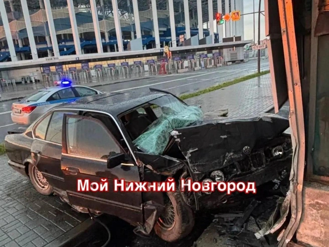 За стадионом нередко гоняют молодые горе-водители | Источник: Мой Нижний Новгород / Max