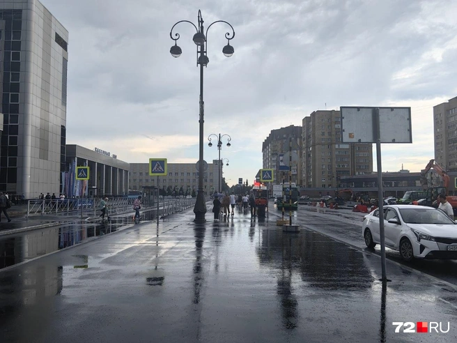 Так теперь выглядят временные места для посадки и высадки пассажиров  | Источник: Павел Красоткин / 72.RU 
