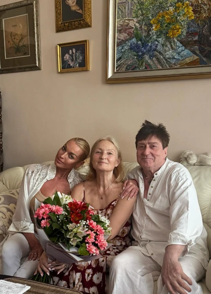 Анастасия Волочкова с мамой Тамарой Владимировной и другом семьи, дизайнером Владимиром Козыревым | www.starhit.ru
